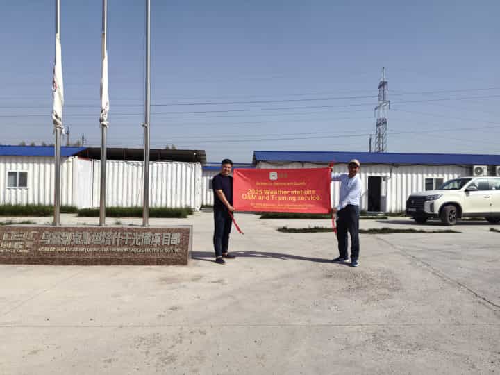 乌兹别克斯坦共和国塔什干200MW太阳能光伏发电厂气象站安装现场