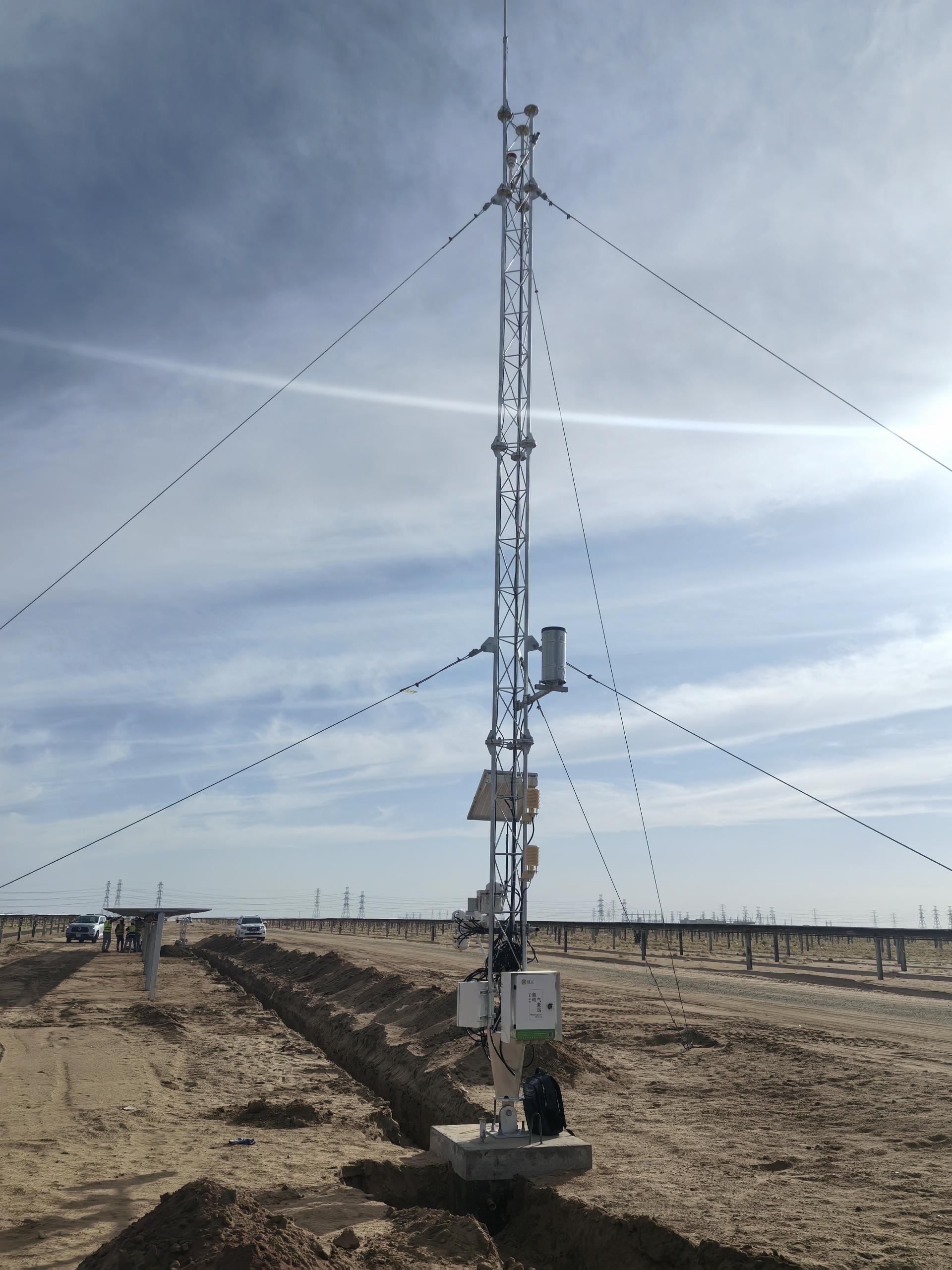 沙特哈登PIF4 2GW光伏项目气象站安装现场