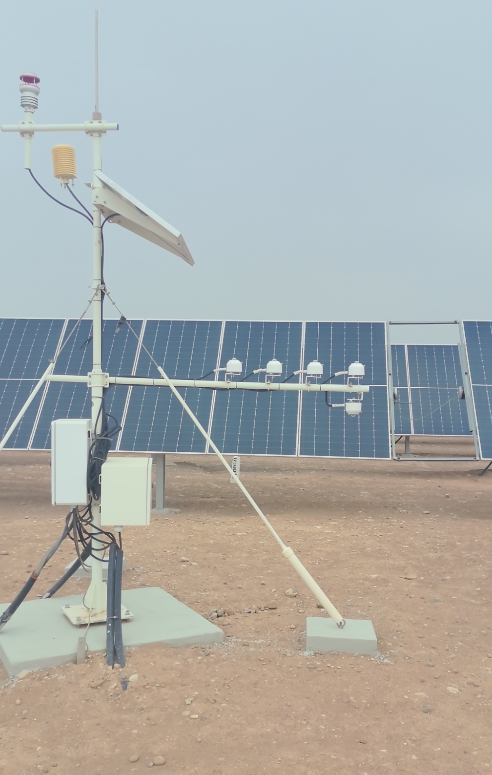 沙特哈登PIF4 2GW光伏项目气象站安装现场