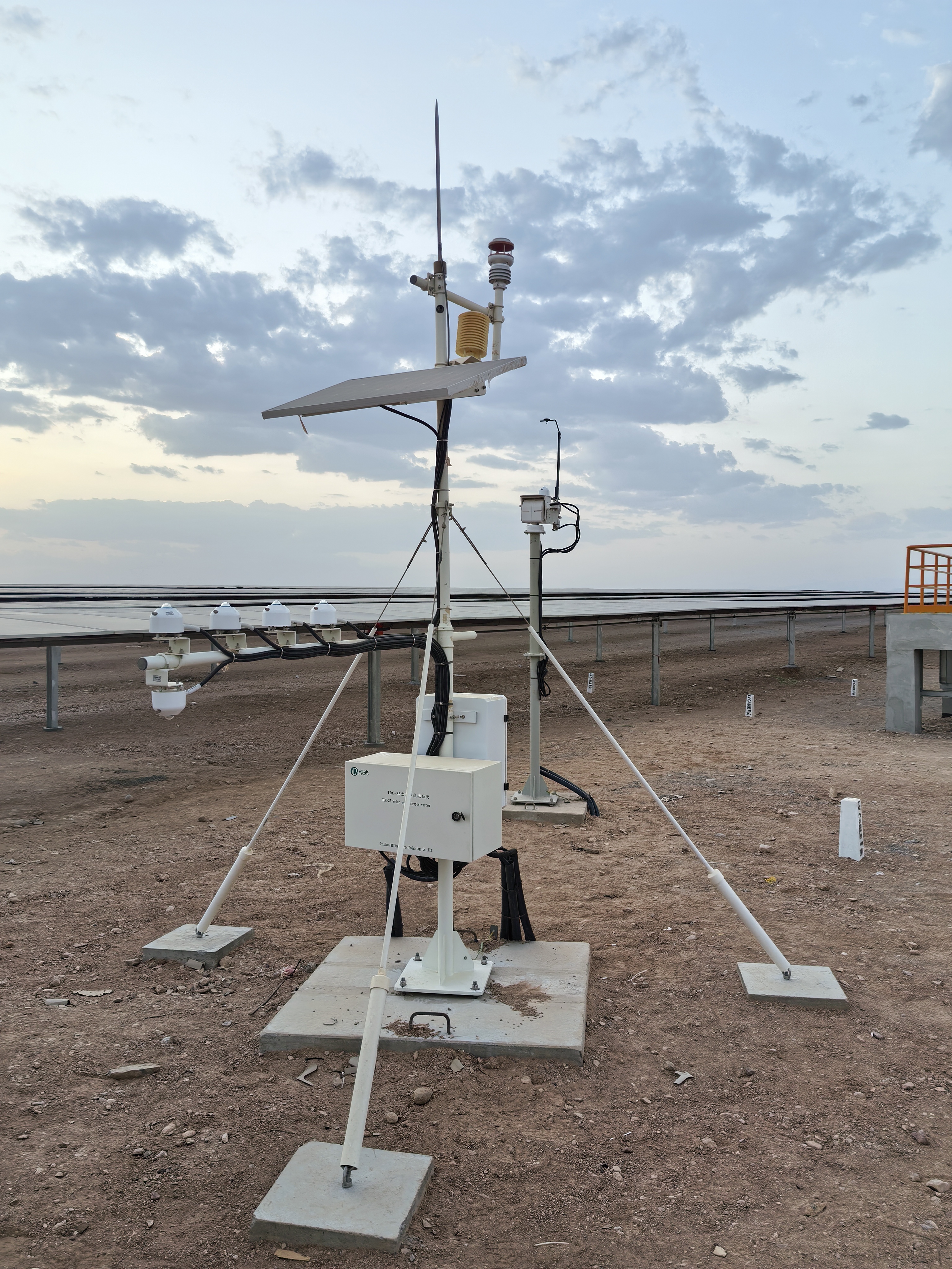 阿曼玛纳500MW光伏项目气象站安装现场