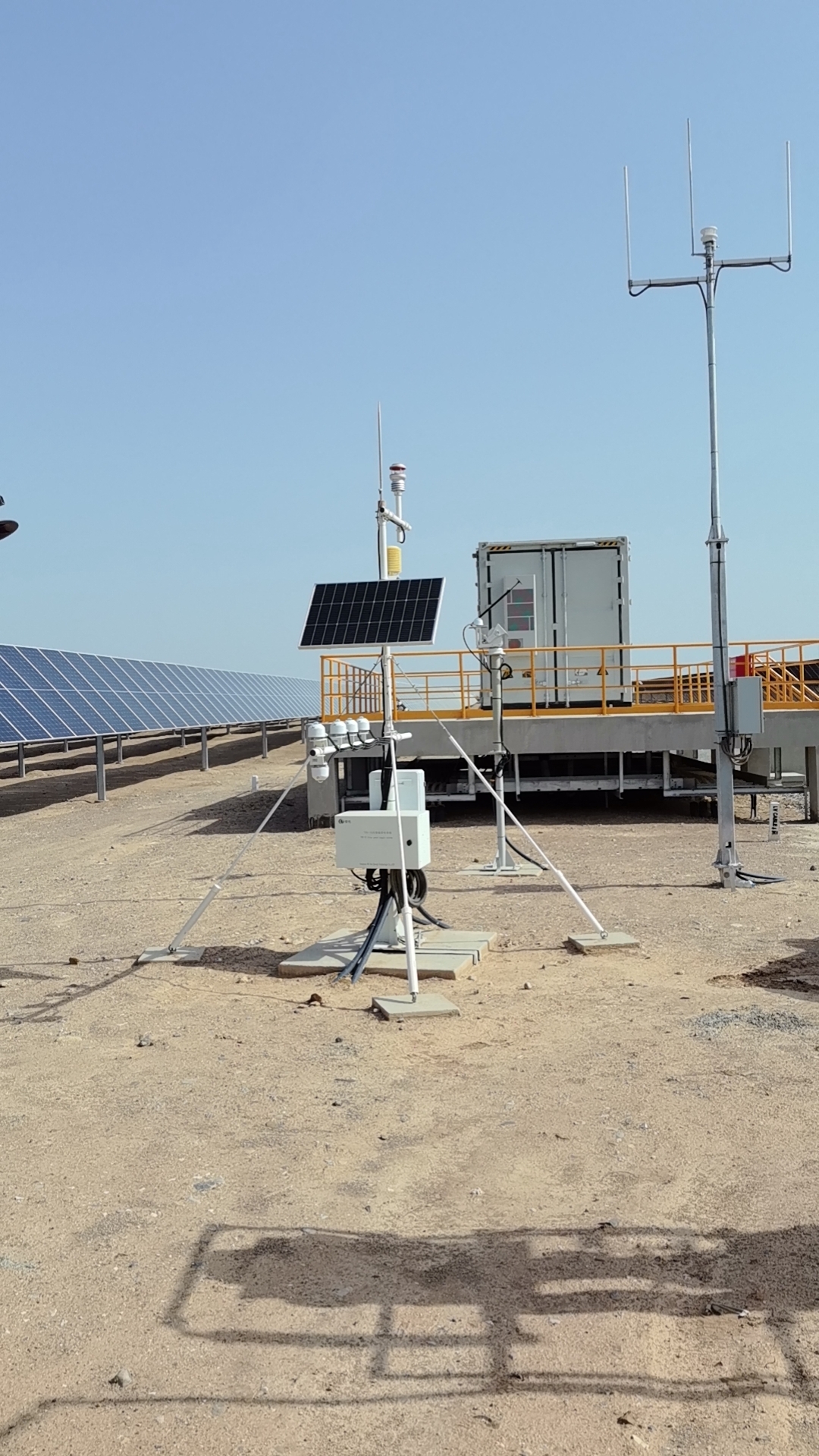沙特哈登PIF4 2GW光伏项目气象站安装现场