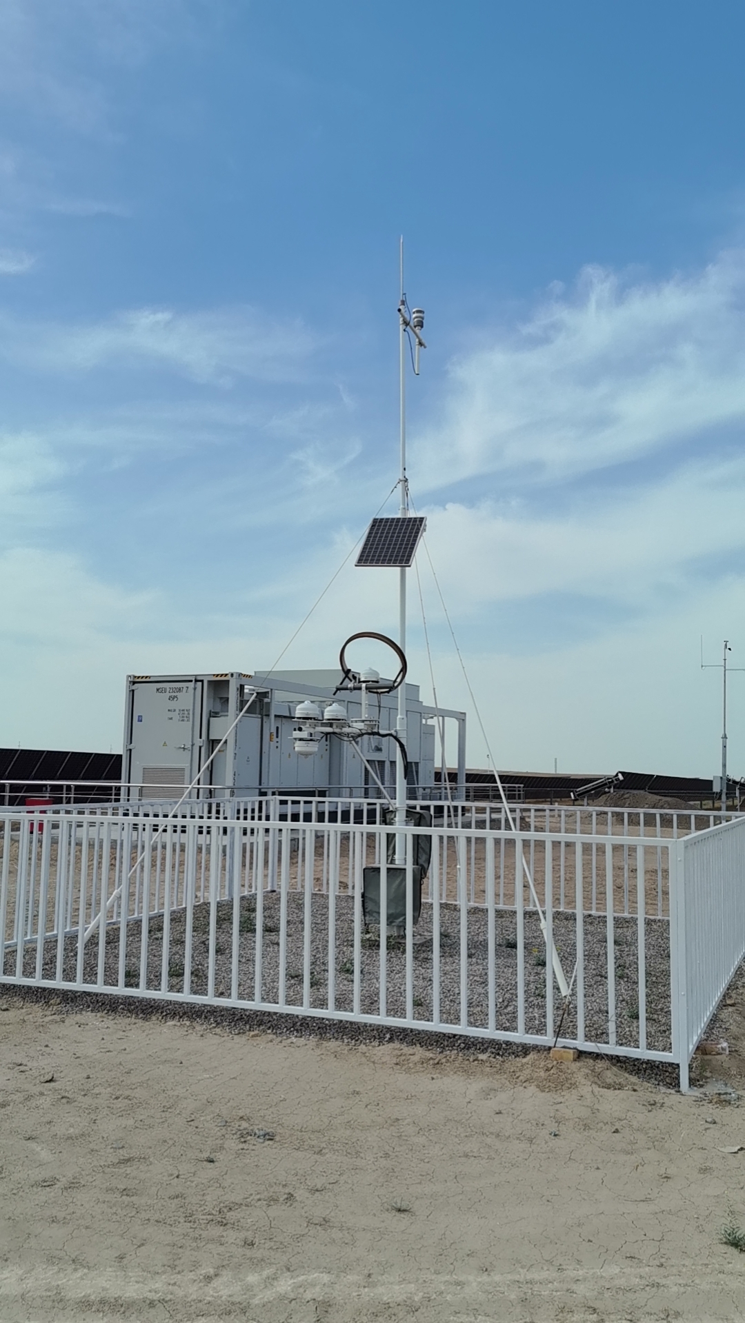 乌兹别克斯坦共和国卡什卡达里亚州尼松500MW光伏电站项目气象站安装现场